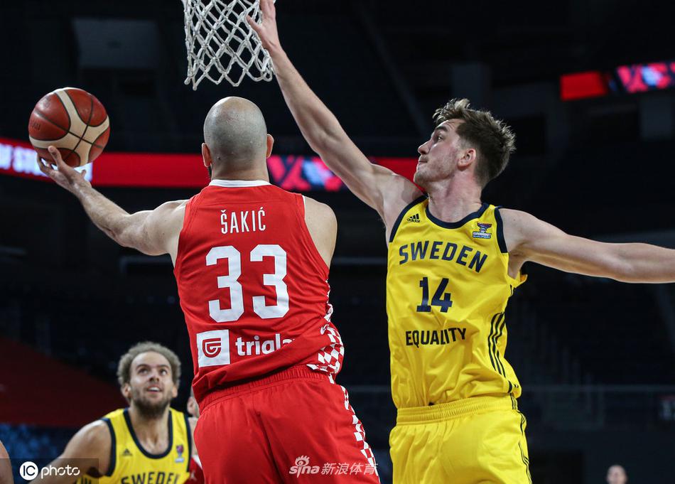 瑞士男篮队在欧洲锦标赛上打出精彩比赛，晋级八强