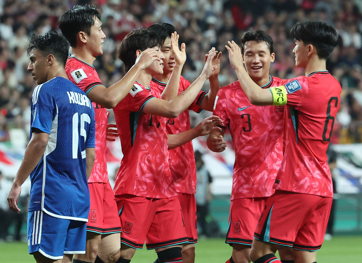 雷速-东亚球队全队团结一致战胜对手