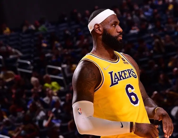 广东队完胜骑士，利拉德带队取胜