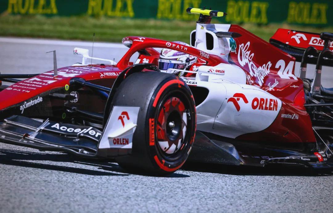 法拉利鏖战红牛车队，周冠宇点燃赛场