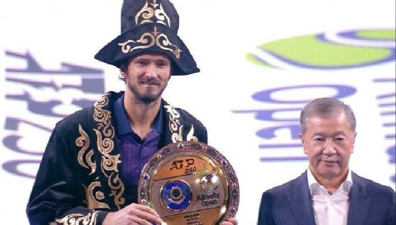 ATP总决赛险胜法网，梅德韦杰夫带队取胜