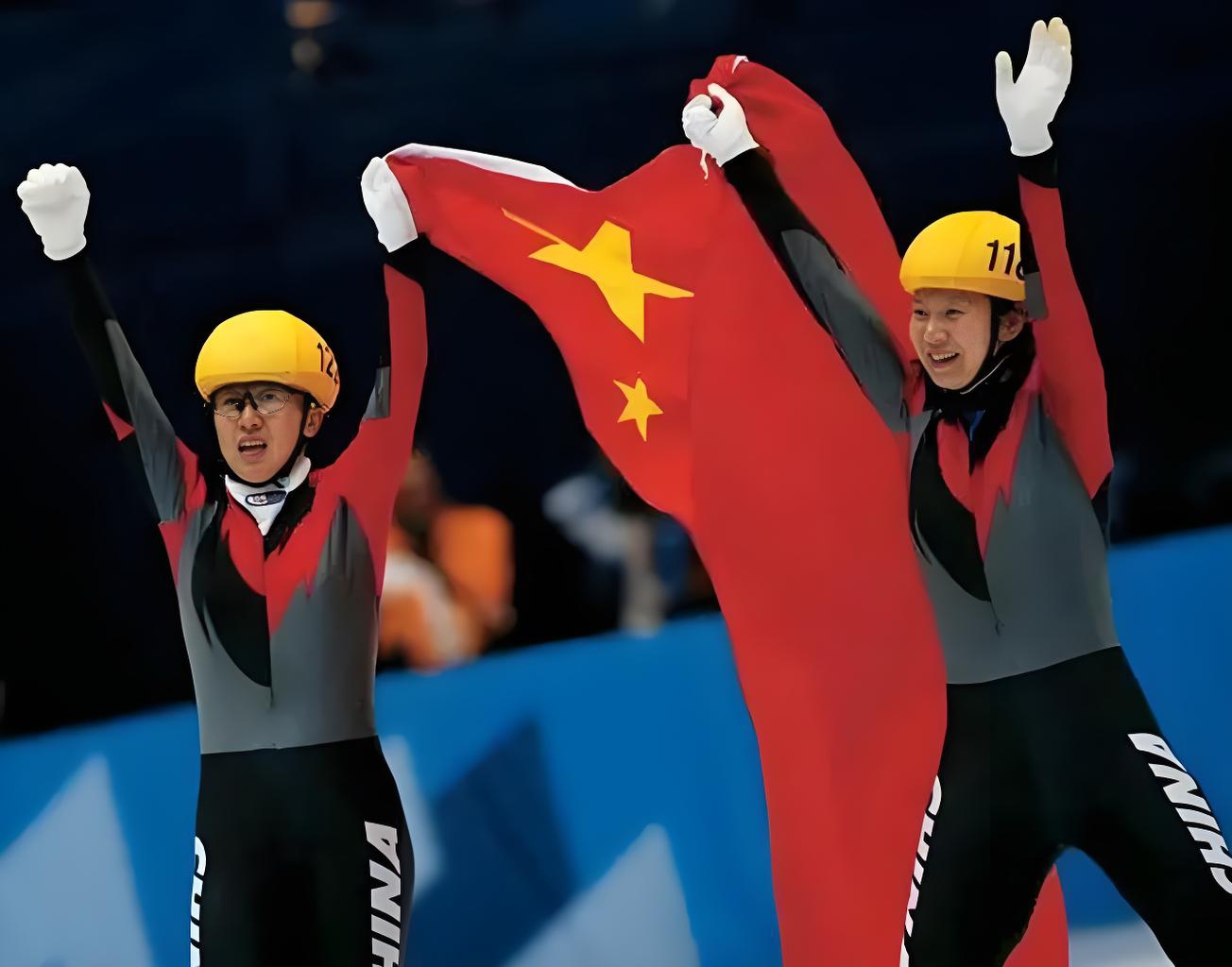 雷速足球直播-队员集体奋力拼搏，赢得无比激动的胜利